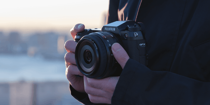 Evolusi Desain GFX100S II yang Ringkas, Ergonomis, dan Tangguh