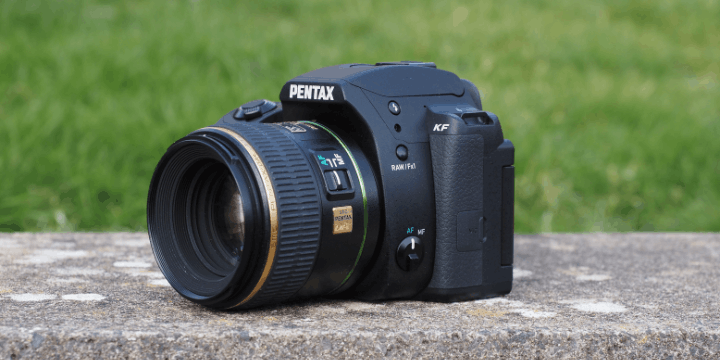 Desain Ergonomis Pentax KF dan Ketangguhan Weather-Sealed